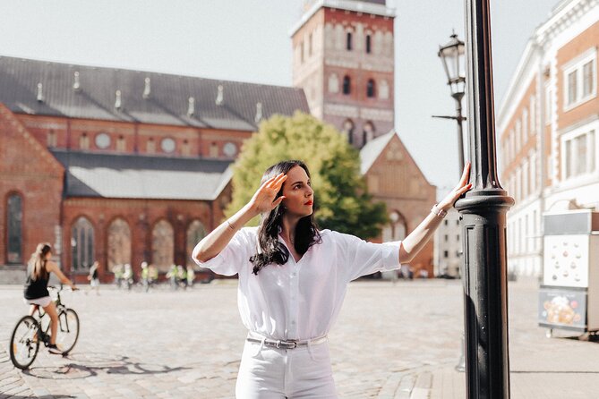 1H Private Photoshoot in Old Town of Riga - Bastejkalna Park for a softer winter look