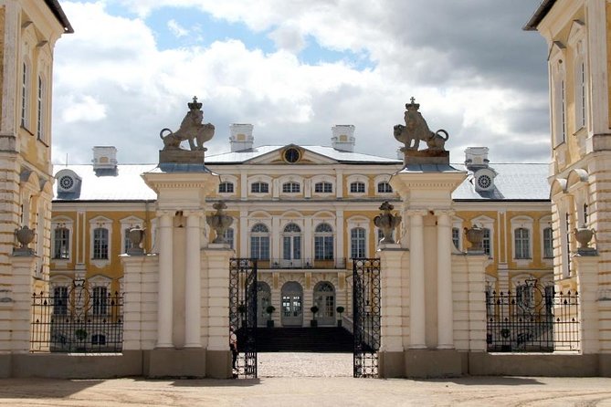 Full-Day Private Trip to Palace and Medieval Castle from Riga - Bauska Castle: Two Eras in One Castle Ensemble