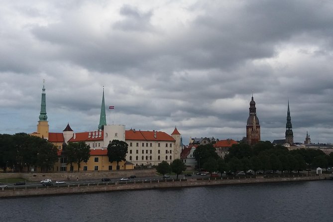 Old Riga Walking Tour / Riga Altstadt Spaziergang - Blackheads’ Building, Black Cars’ Building, and Three Brothers Facade Views