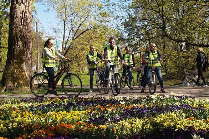 Riga Highlights Bike Tour - Viesturdārzs park and the Triumph Arch memory