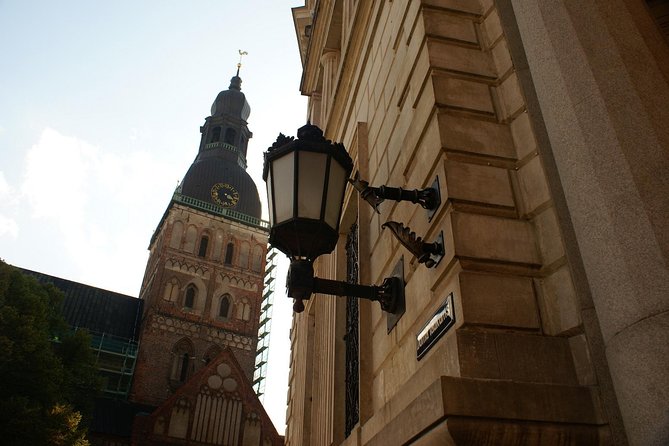 Riga Old Town Walking Tour in a Small Group - Rātslaukums 7 meeting point and why Dome Square is the right finish